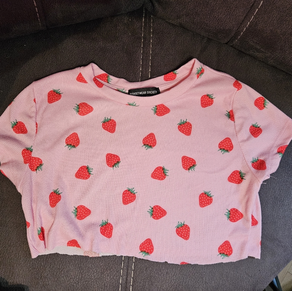 Strawberries crop top‎